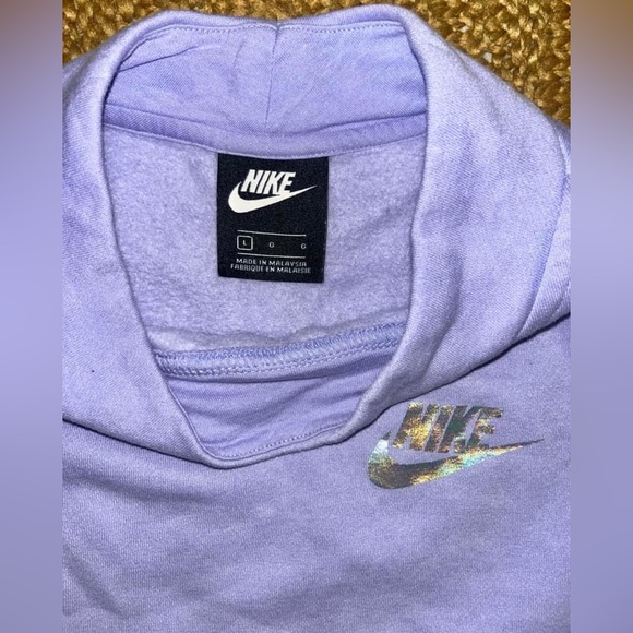 Nike.
Size large. - Picture 3 of 3